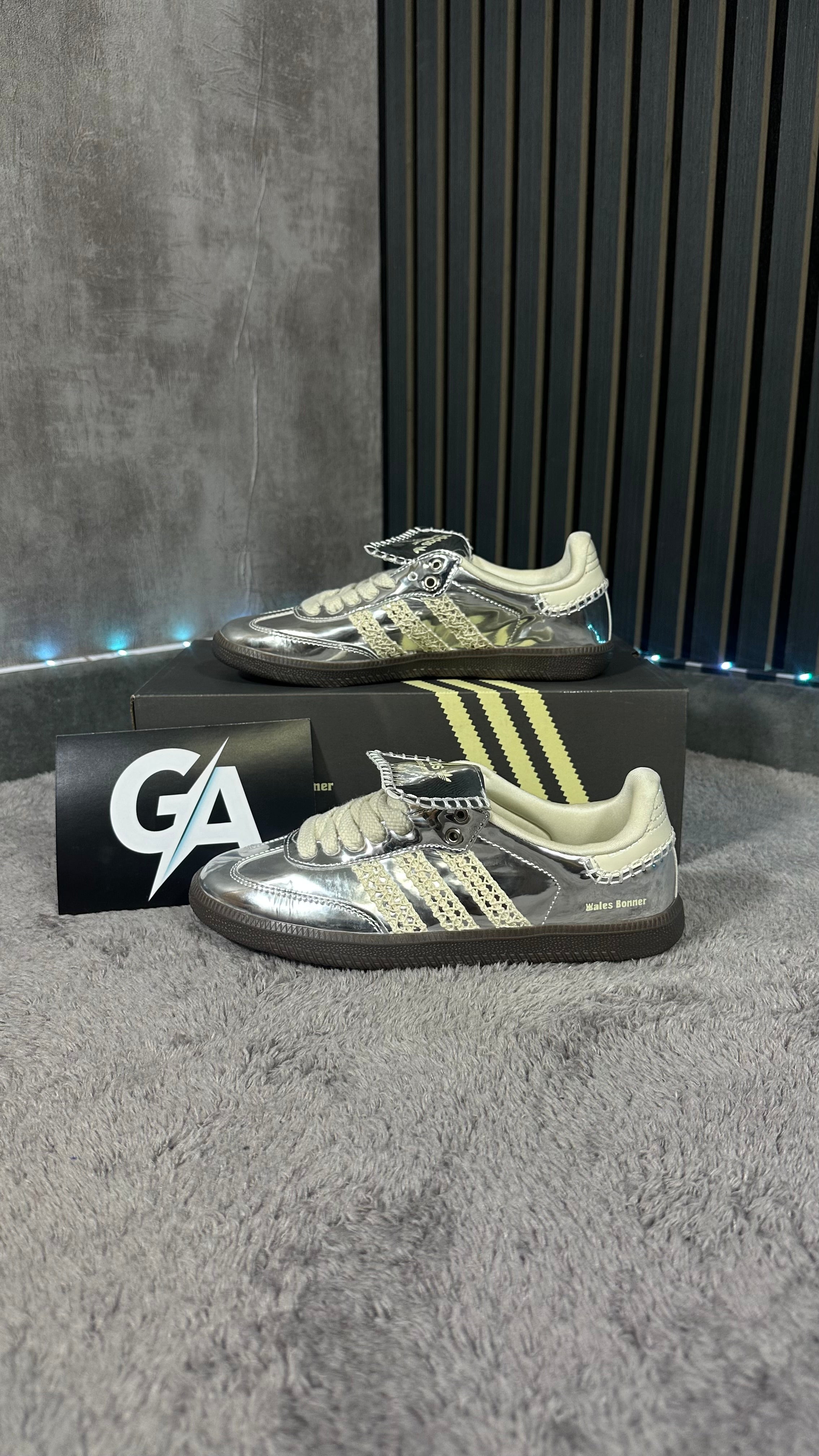 ADID4S S4MBA WALES B0NER SILVER