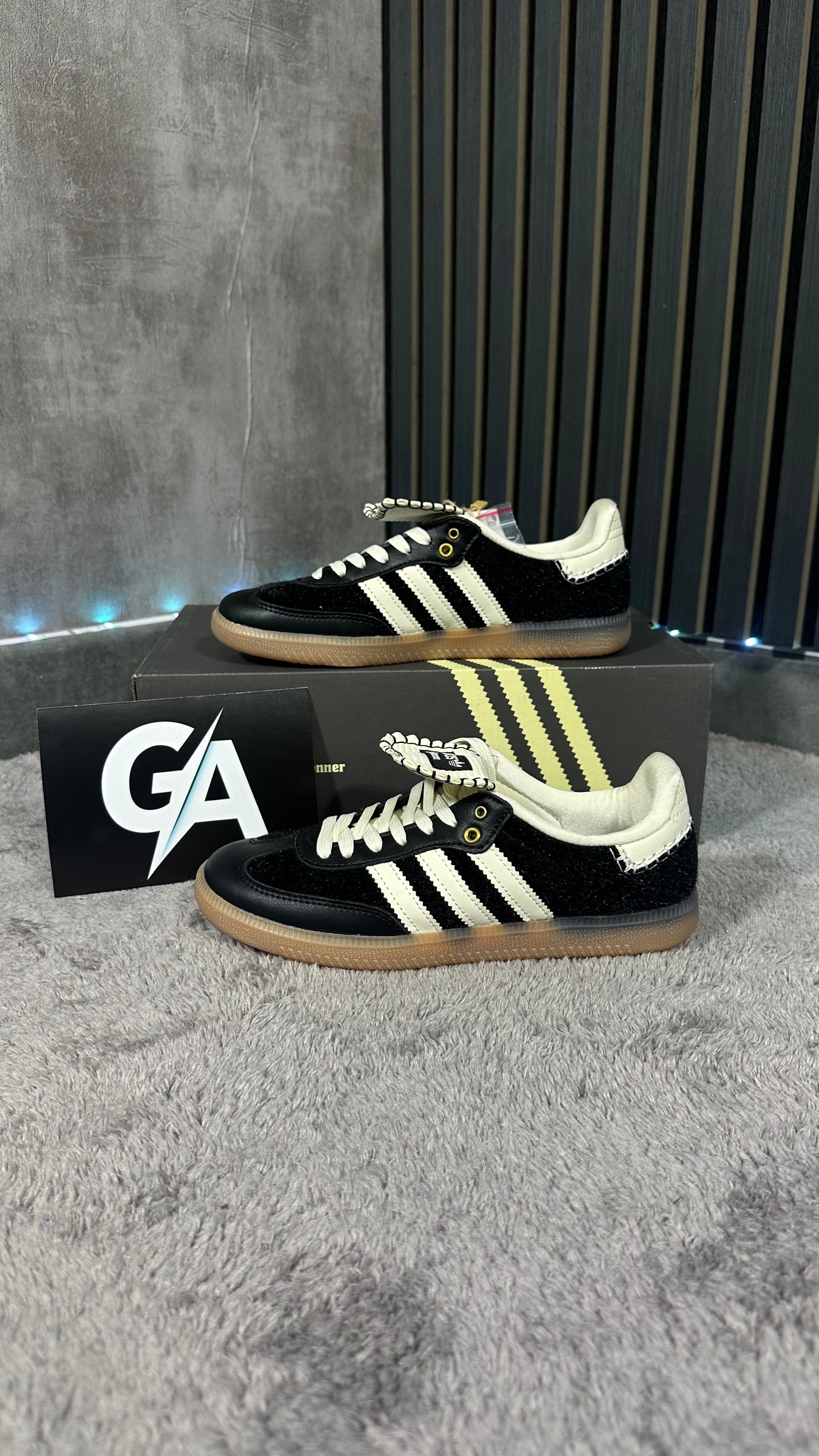 ADID4S S4MBA WALES B0NER BLACK